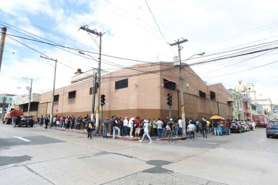 Las filas salían de la iglesia  y cruzaban sobre la 6ta. avenida A hasta la 19 calle, zona 1. 