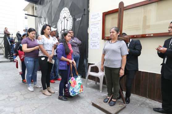 Las damas también se inscribieron para llevar en hombros a la Reina de la Paz del Viernes Santo. 