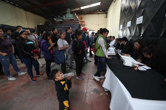 En la iglesia El Calvario, zona 1, están las procesiones más extensas y por ello son cientos de personas quienes realizan su trámite para comprar turnos. 