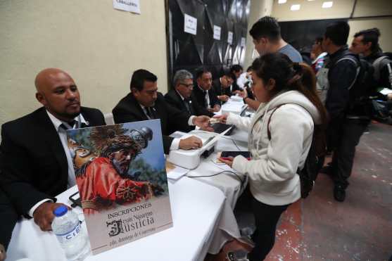 Algunas personas llegaron desde horas de la madrugada para poder hacer sus trámites. 