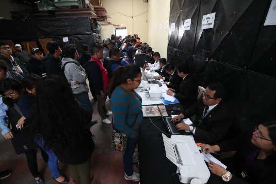 Niños acompañan a sus padres durante el proceso. 