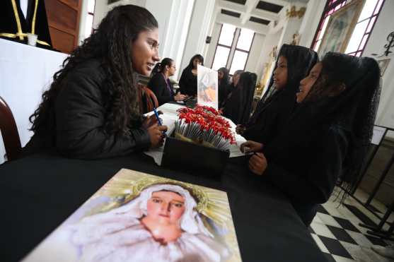 Este año el Padre Manuel Chilin ha retomado la tradición de que sean las niñas quienes lleven los estandartes de los Siete Dolores de la Virgen María el Viernes Santo. 