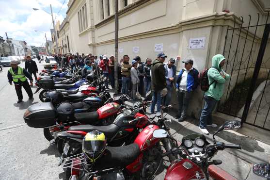 Cientos de personas hacen fila en la iglesia El Calvario para llevar en hombros a las imágenes de Jesús de la Justicia y el Cristo de los Pobres