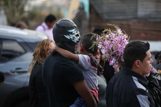 Familias de luchadores se pudieron ver durante el traslado del cuerpo. 