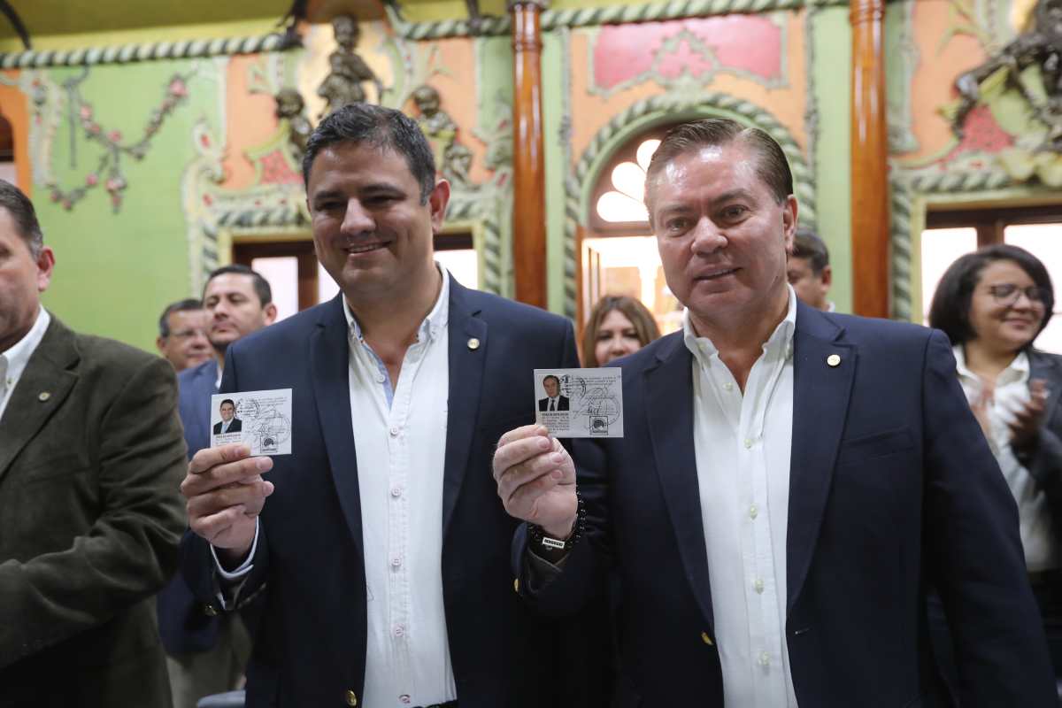 Javier Castillo, Mario Estrada, binomios presidencial de UCN  el Registro de Ciudadanos en el tribunal supremo electoral les entreg las credenciales que los acredita como candidatos presidenciales del partido UCN.  

Erick Avila                  15/02/2019