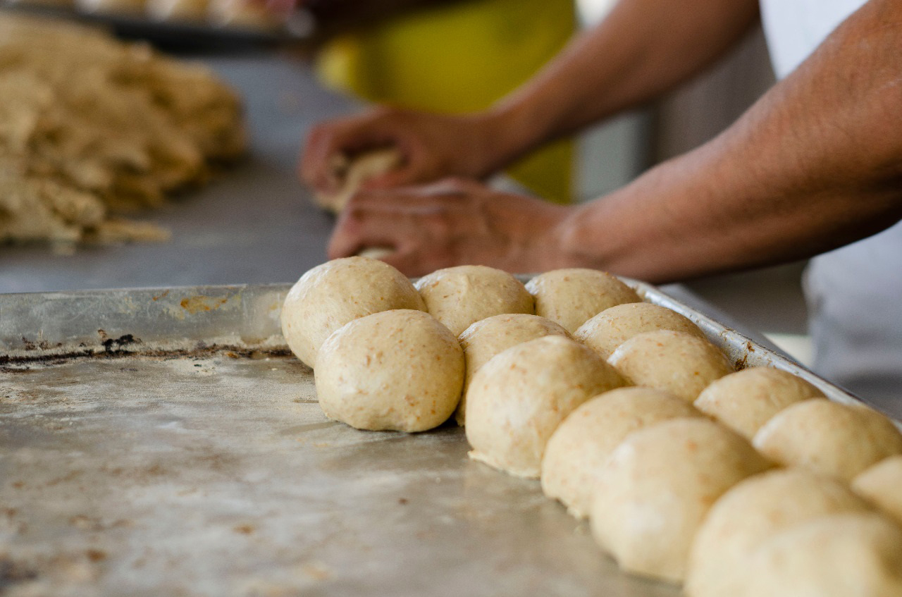 La preparación del pan tradicional de Occidente es un distintivo que la marca busca mantener y explotar como un diferenciador clave en el mercado. (Foto Prensa Libre: Cortesía Xelapan)