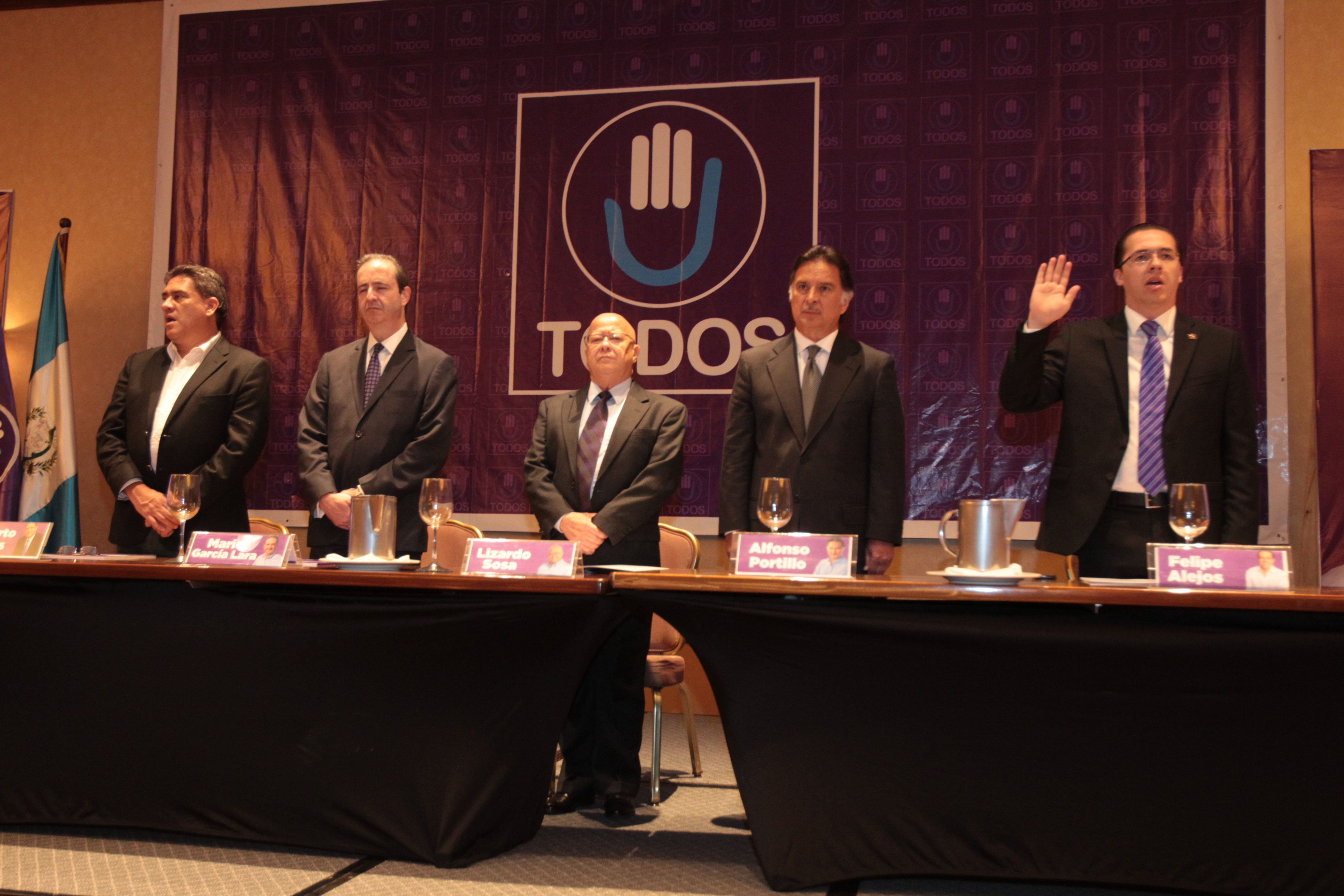 Presentación de la política plan de gobierno del partido político Todos enn 2015.
En la fotografía de izquierda a derecha:
Roberto Alejos, Mario García Lara, Lizardo Sosa, Alfonso Portillo y Felipe Alejos.
)Foto Prensa Libre: Hemeroteca)