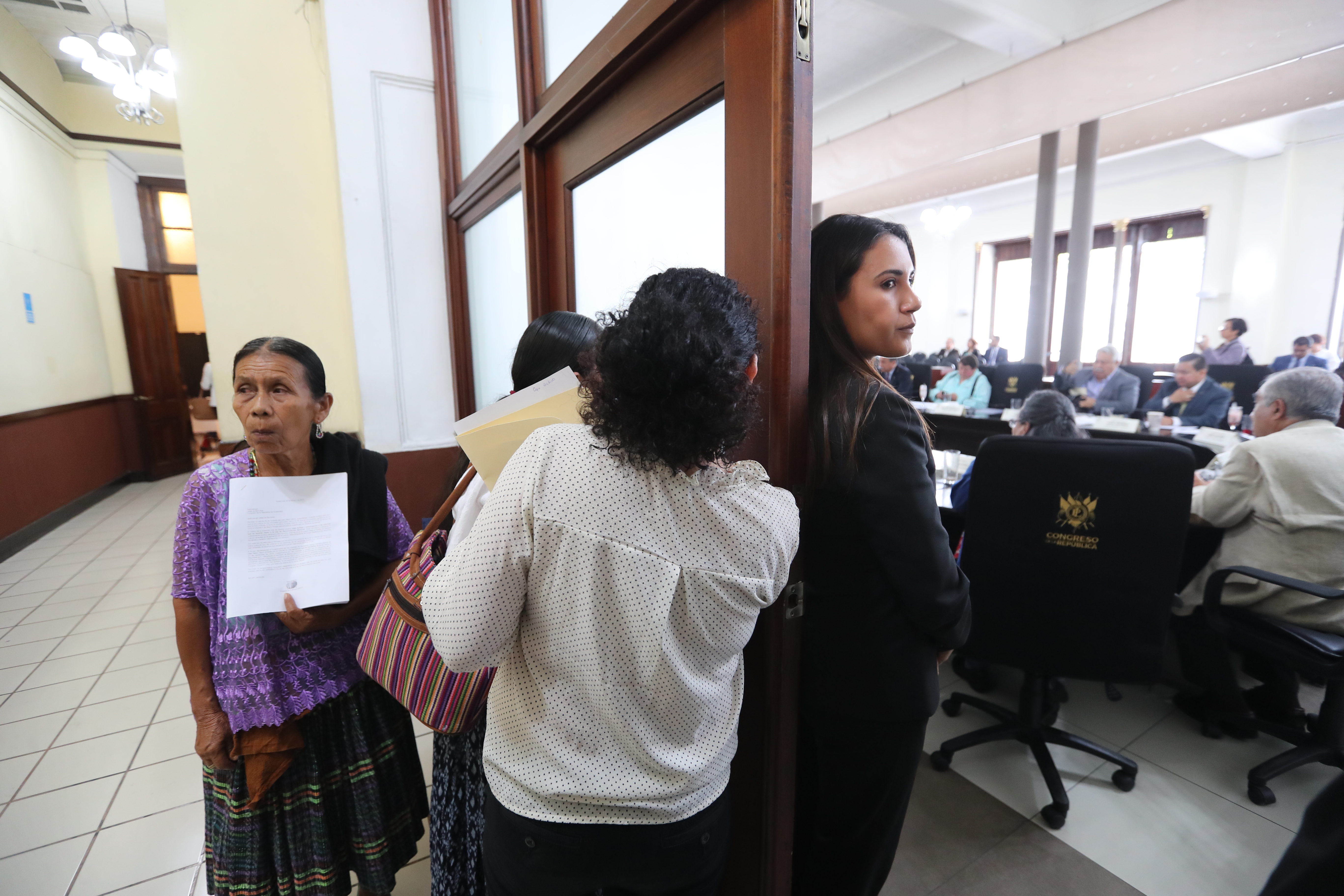 Demecia Yat (izquierda), víctima del caso Sepur Zarco,  espera afuera de la reunión de  jefes de bloques para entregar una carta al presidente del Congreso, Álvaro Arzú Escobar. (Foto Prensa Libre: Erick Ávila)