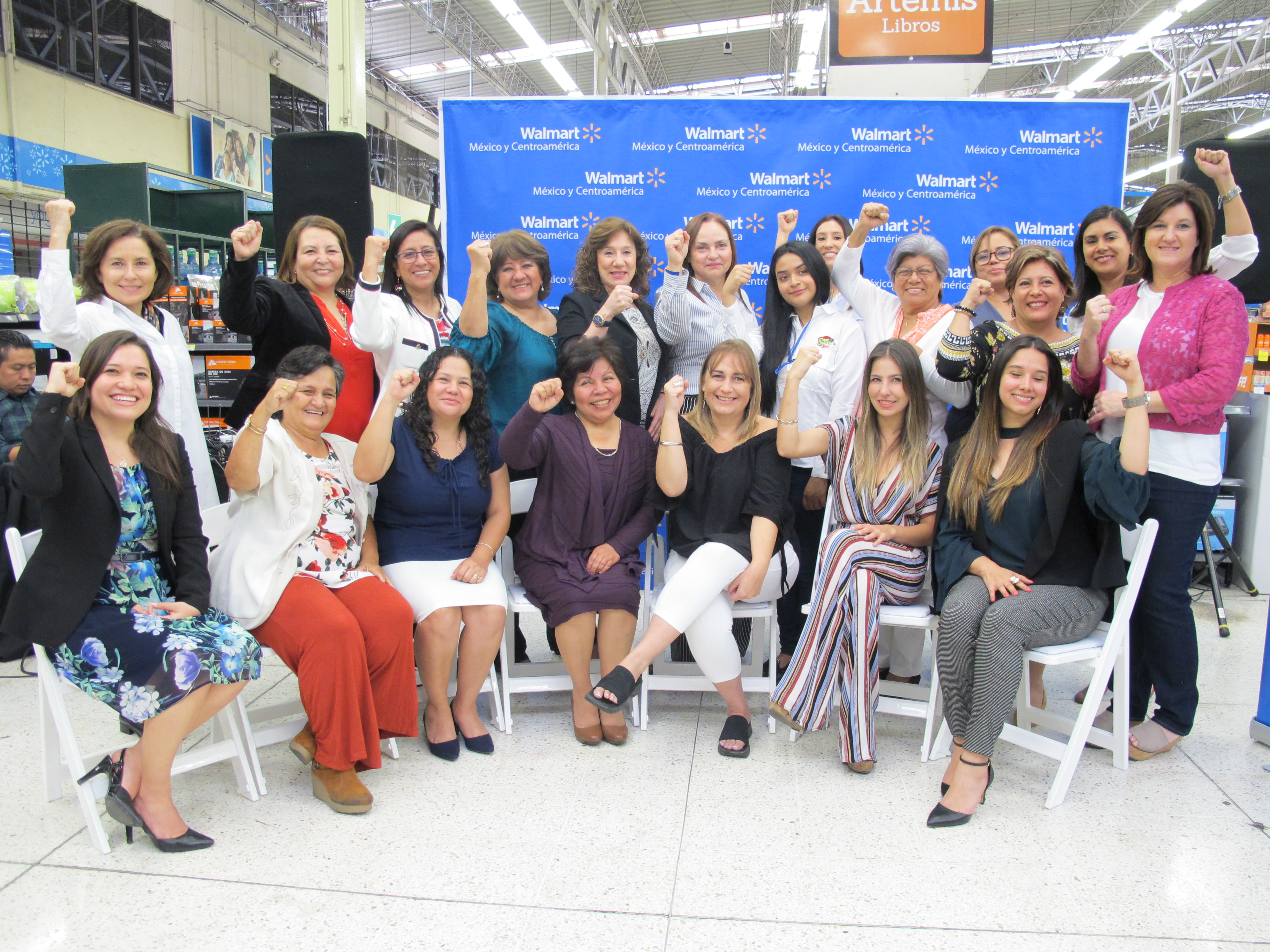 Las 20 mujeres empresarias líderes que fueron seleccionadas para el programa Cadenas de Valor de Walmart. (Foto Prensa Libre: María Reneé Gaytán)