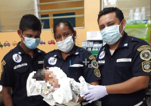 El bombero Cristian Pimentel -a la derecha- junto a sus compañeros y el bebé que nación en la ambulancia, en Escuintla. (Foto Prensa Libre: Cortesía Bomberos Municipales Departamentales).