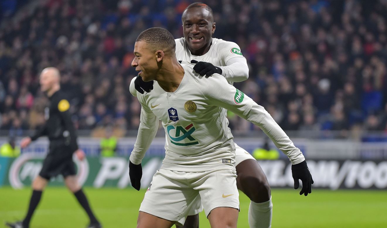 Moussa Diaby festeja junto a Kylian Mbappé después de anotar el segundo tanto del París SG contra el  Villefranche Beaujolais. (Foto Prensa Libre: AFP).