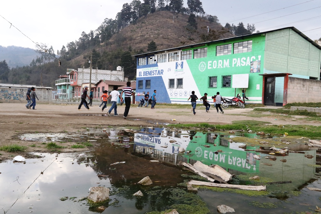 Un drenaje a flor de tierra en Pasac I, Cantel, Quetzaltenango, es un foco contaminación para los estudiantes de la escuela del lugar. (Foto Prensa Libre: Mynor Toc) 