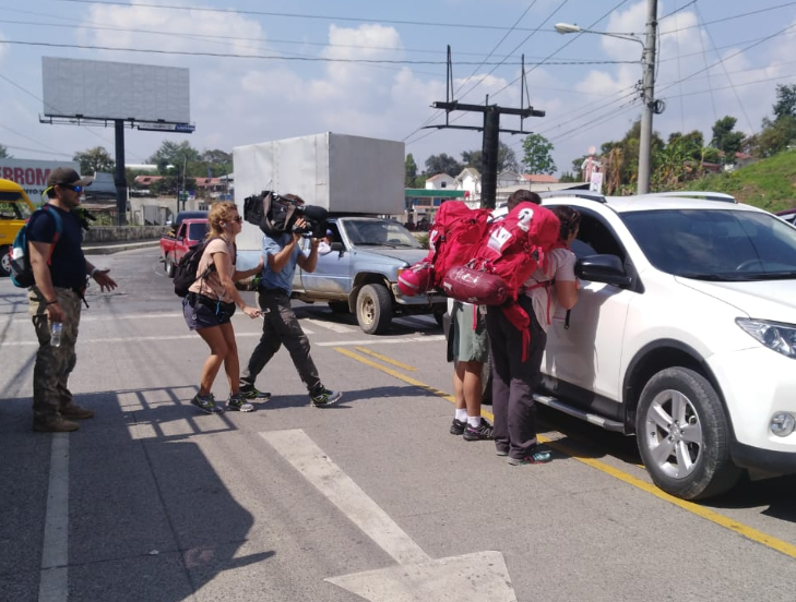 Participantes del Reality Pekín Express piden jalón a un automovilista. (Foto Prensa Libre: Eduardo Sam). 