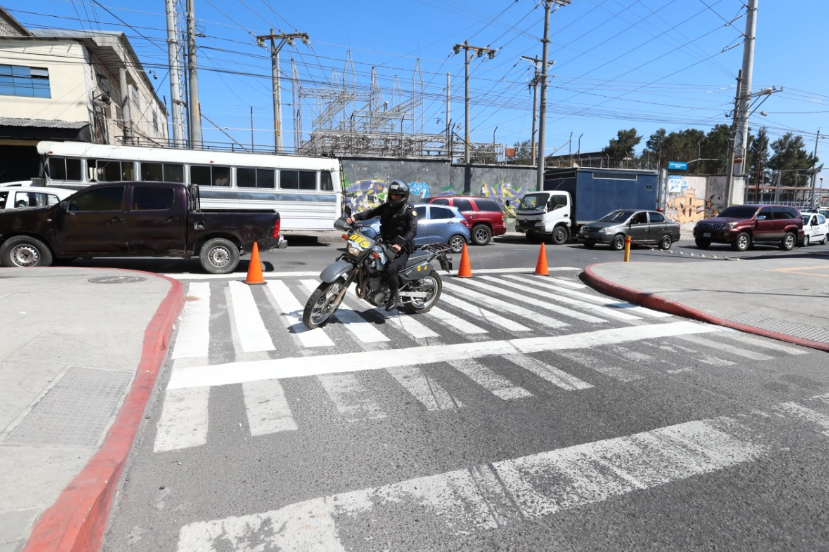 Un agente efectúa maniobras sobre la 14 avenida y 14 calle de la zona 1. (Foto Prensa Libre: Lot Álvarez).
  
