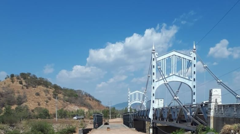 Puente Tamasulapa donde se llevarán a cabo los trabajos. A un costado el puente Bailey. (Foto Prensa Libre: Covial).  