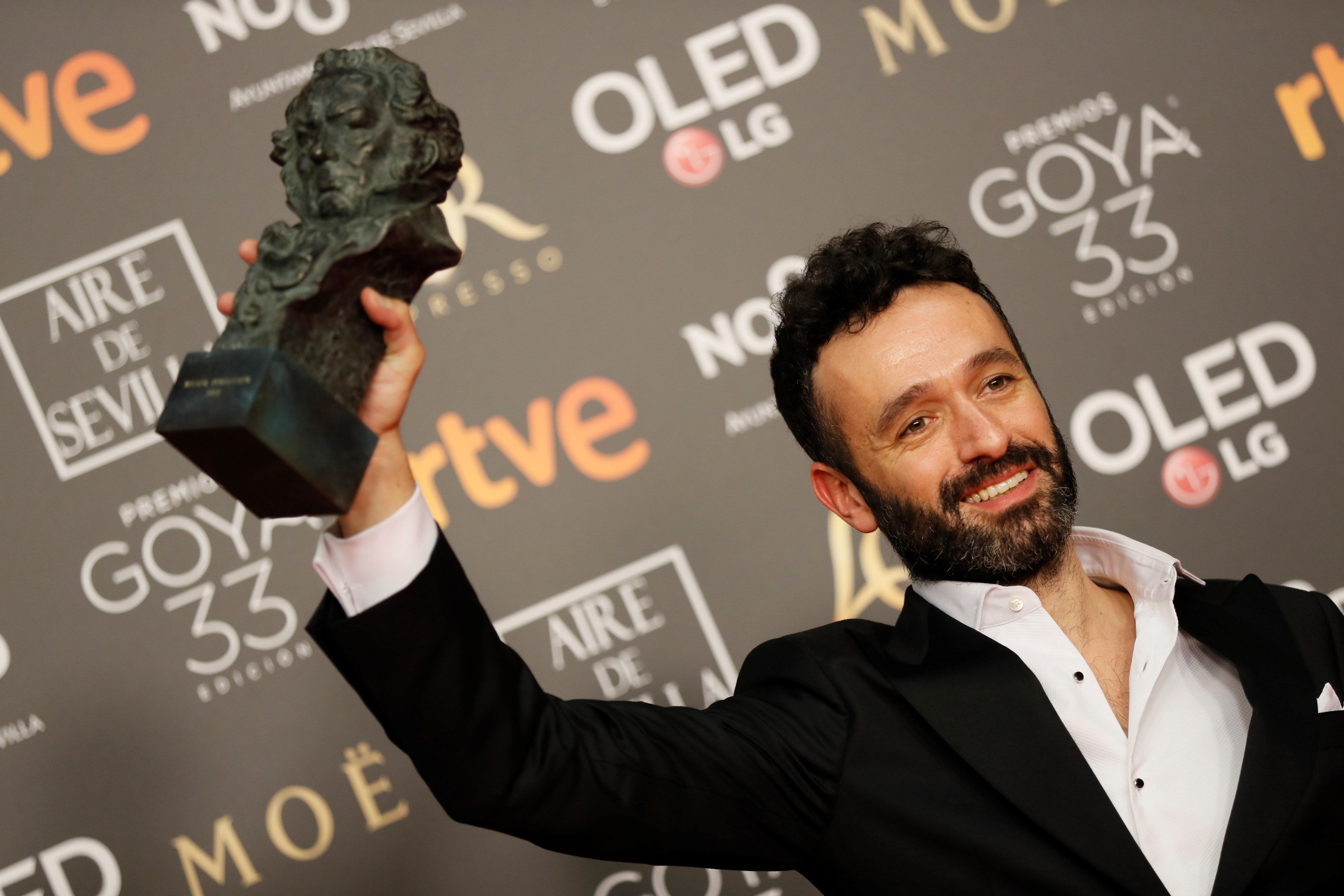 El director Rodrigo Sorogoyen alza el Goya a mejor dirección, por su película "El Reino". (EFE).