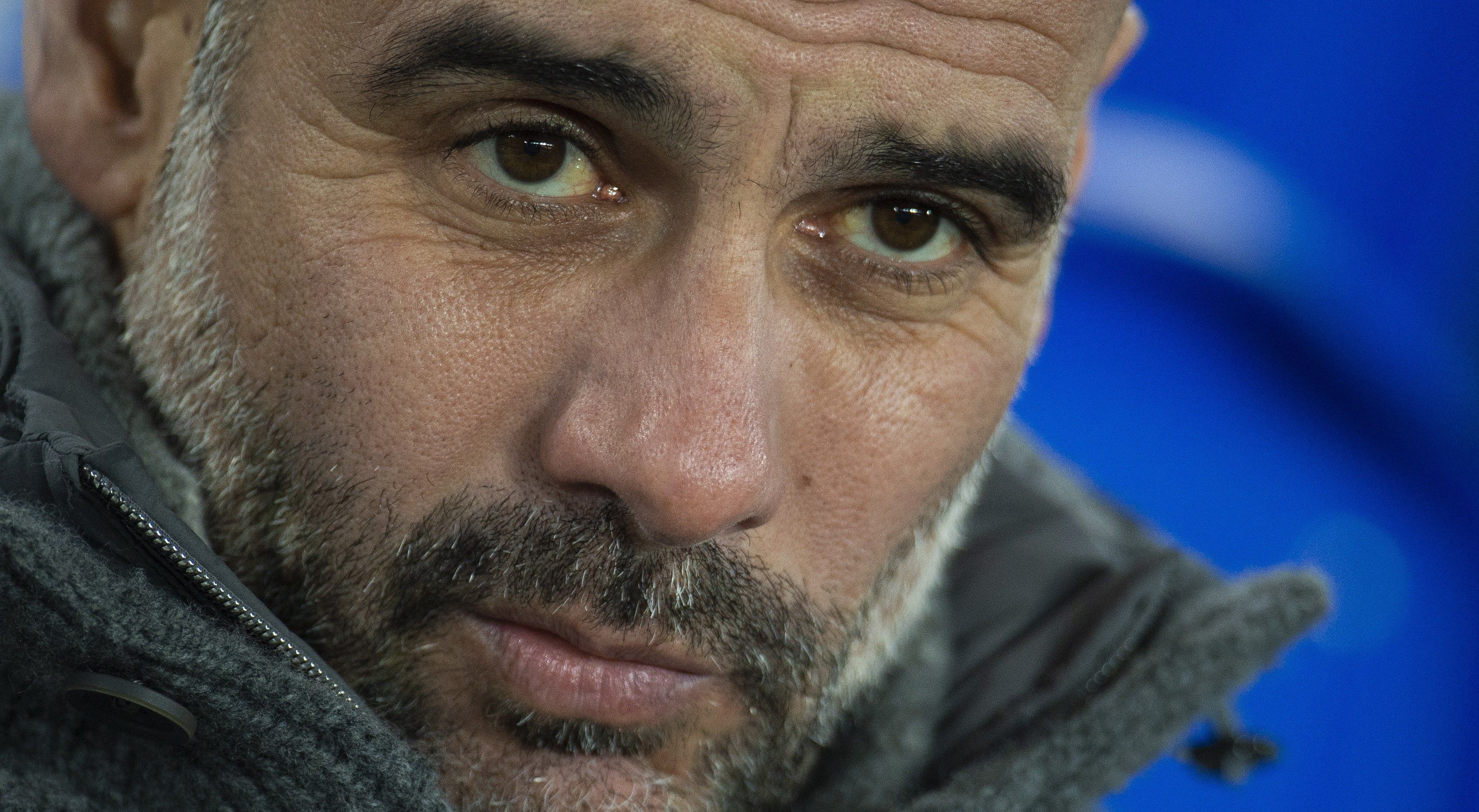 El entrenador del Manchester City, el español Pep Guardiola, reacciona antes durante un encuentro liga de inglesa entre el Everton y el Manchester City en el estadio Goodison Park. (Foto Prensa Libre: EFE)