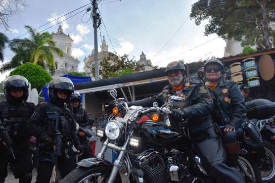 El "Zorro Mayor" pasa por el mercado de artesanías, afuera de la Basílica de Esquipulas. (Foto Prensa Libre: Mario Morales)