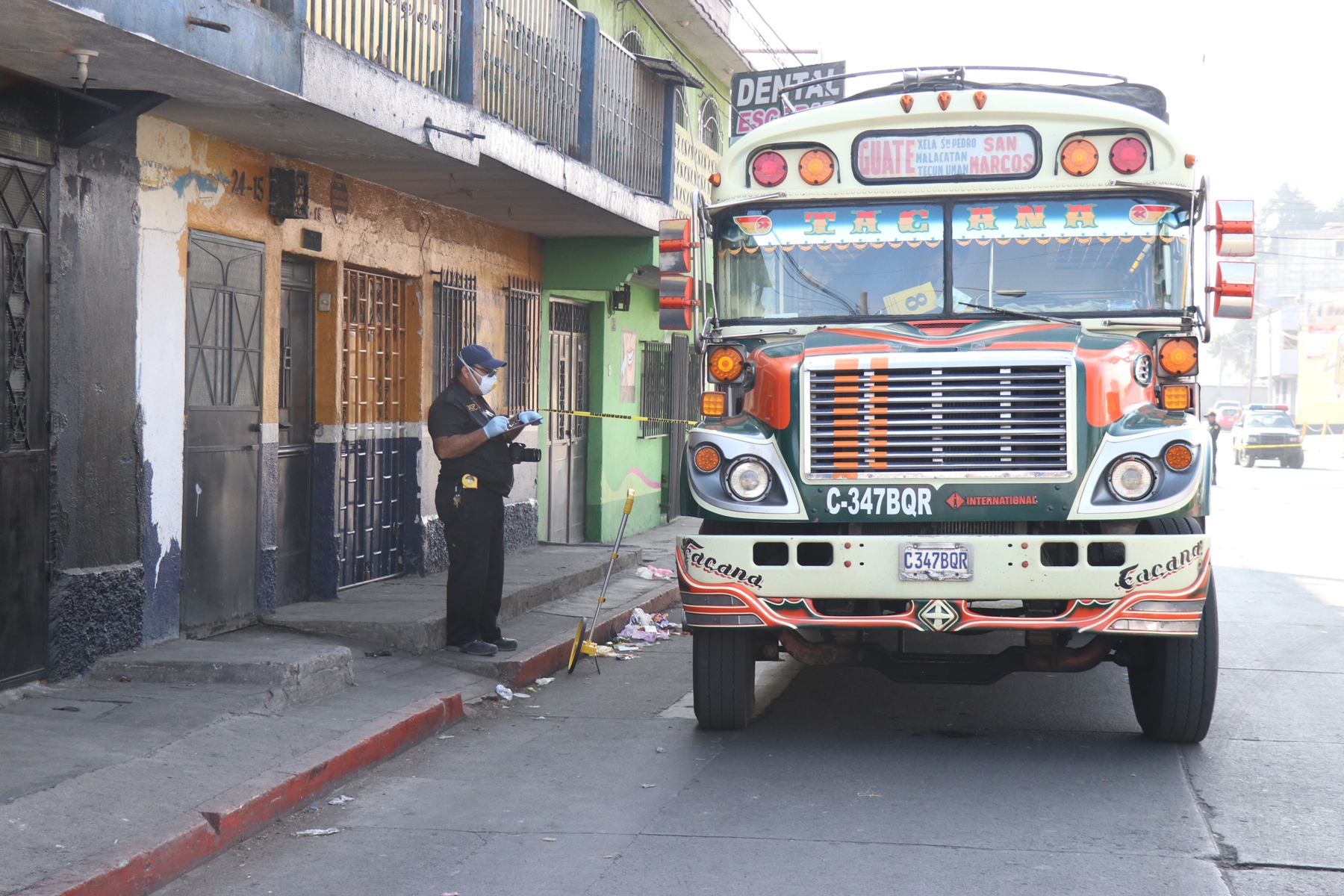 Investigadores del Ministerio Público recolectan evidencias en el lugar del crimen. (Foto Prensa Libre: María Longo) 