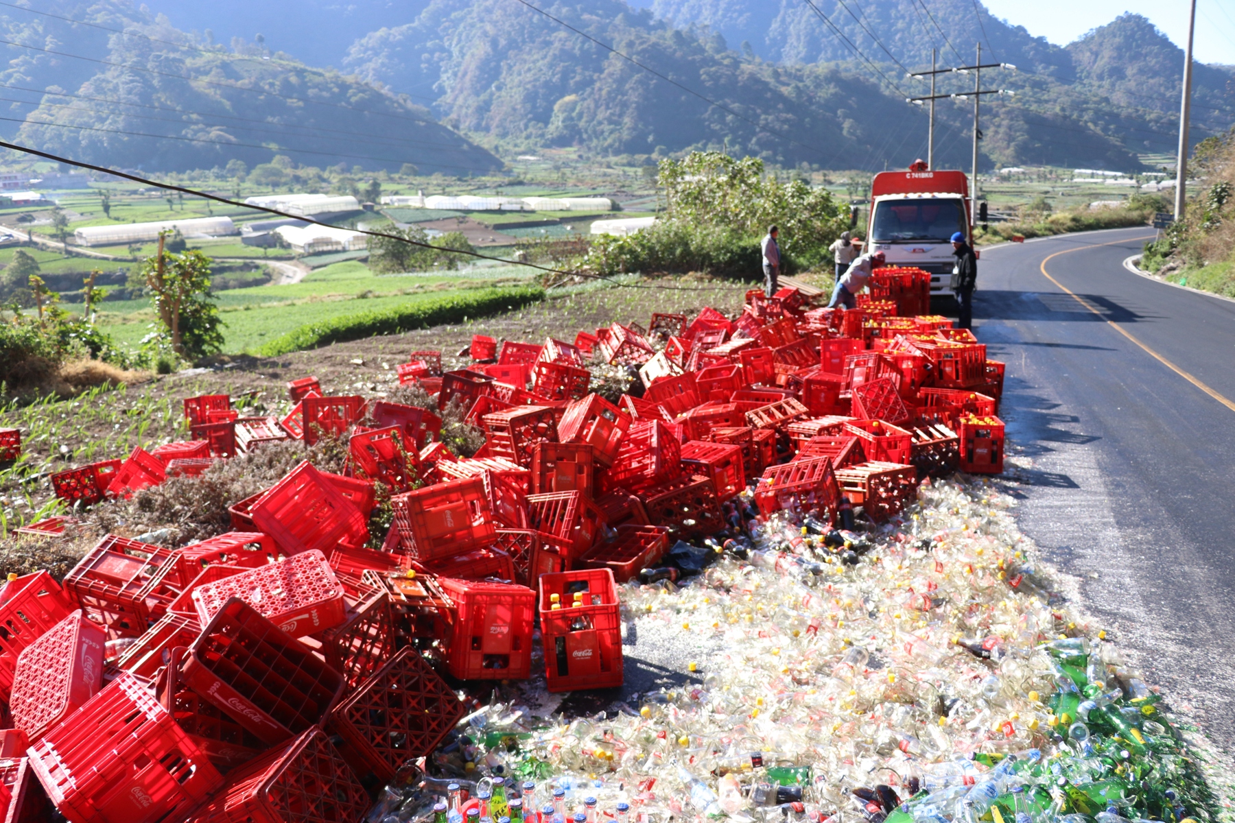 Camión que transportaba aguas gaseosas volcó y el producto quedó tirado en la carretera.  (Foto prensa Libre: María Longo)