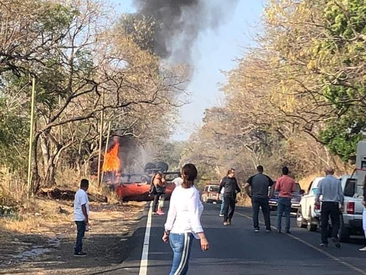 Curiosos observan el camión cisterna accidentado en la ruta a Asunción Mita, Jutiapa. (Foto Prensa Libre: José Boya).

