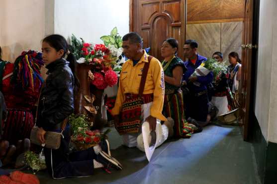 Peregrinos ingresan de rodillas al camerino de la Virgen de Candelaria. (Foto Prensa Libre: Mike Castillo)