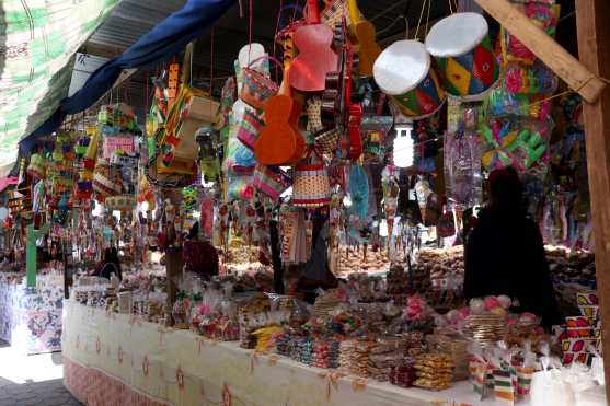 Variedad de productos se comercializan en las afueras del Santuario de Candelaria de Chiantla. (Foto Prensa Libre: Mike Castillo)