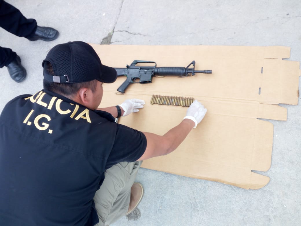 El agente detenido no contaba con la ducumentación ni autorización para portar un fusil. (Foto Prensa Libre: César Hernández)