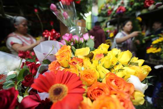 Los clientes también buscan sorprender con diferentes colores a sus seres queridos. (Foto Prensa Libre: Érick Ávila)