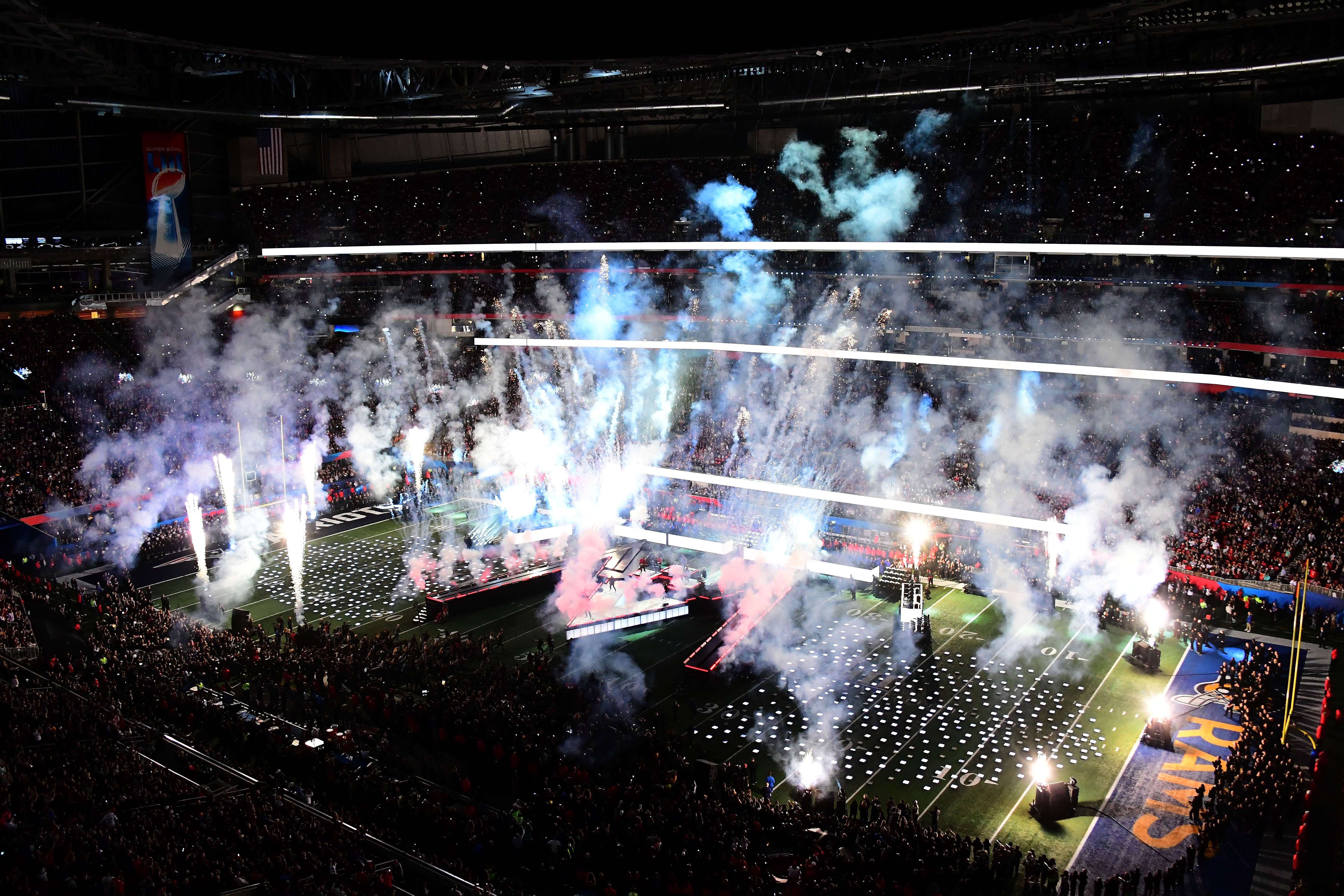 El show del Super Bowl fue aprovechado para proyectar adelantos de las películas más esperadas de este año (Foto Prensa Libre: AFP) 