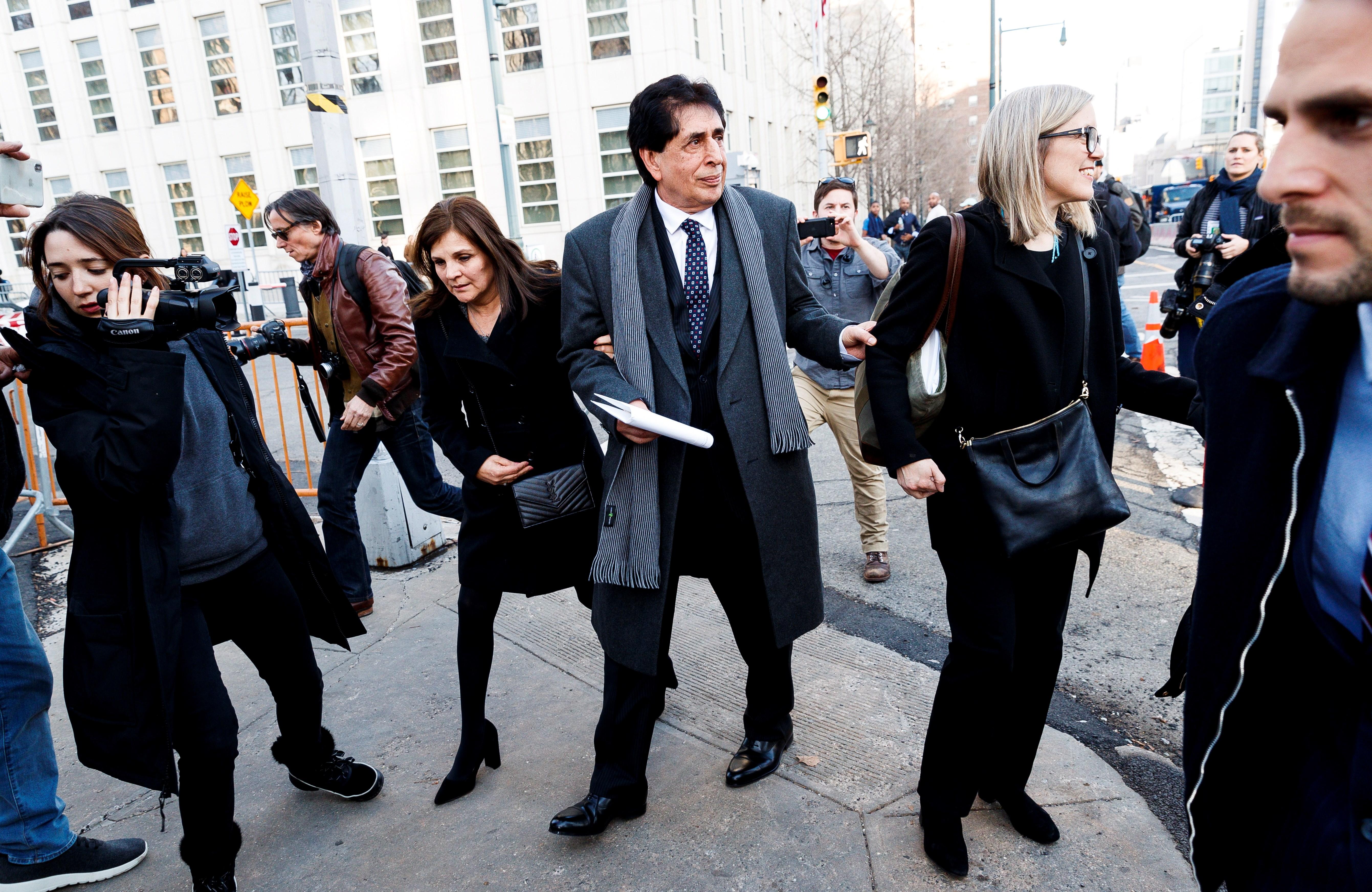 Brayan Jiménez (c) sale del Tribunal Federal de los Estados Unidos este martes luego de una audiencia de sentencia en Brooklyn. (Foto Prensa Libre: EFE)