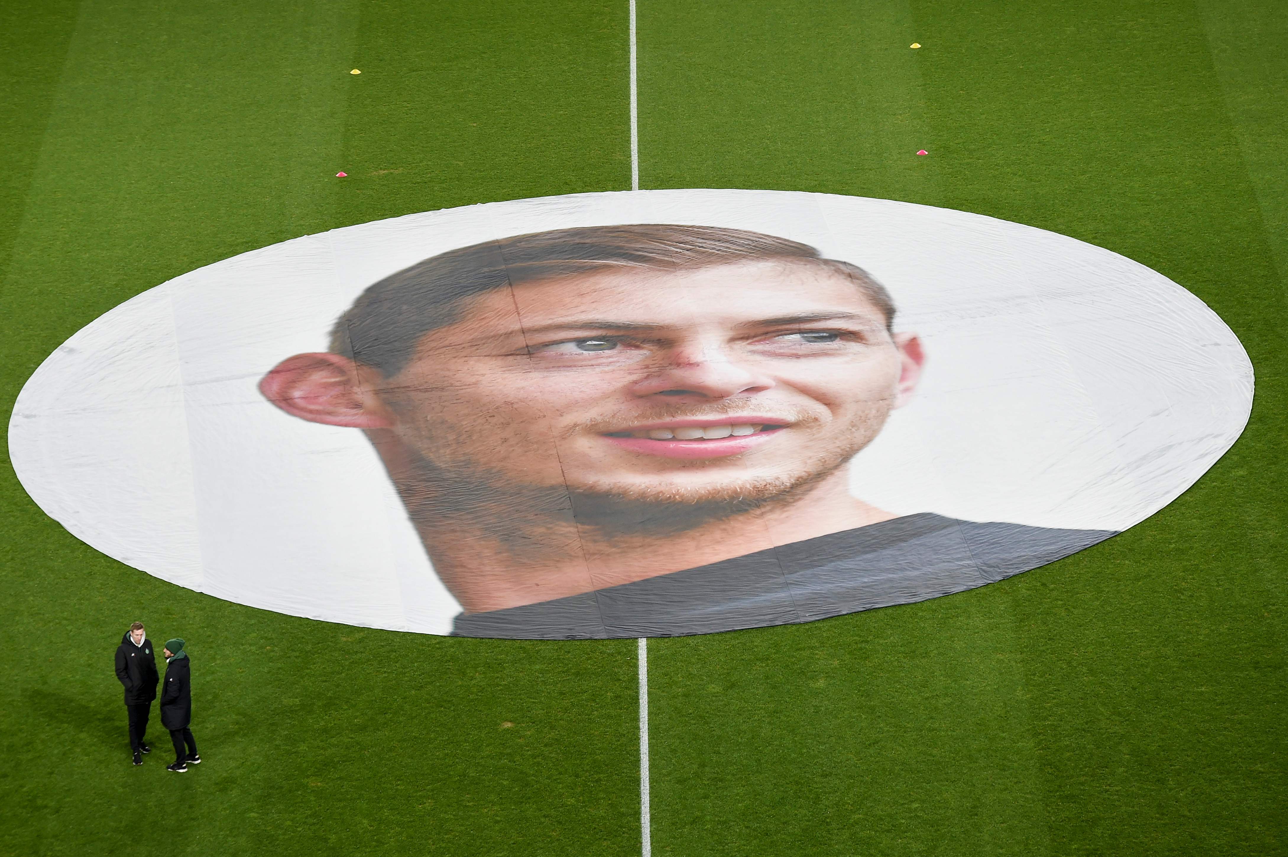 Alrededor del mundo han homenajeado a Emiliano Sala, después de su desaparición. (Foto Prensa Libre: EFE)