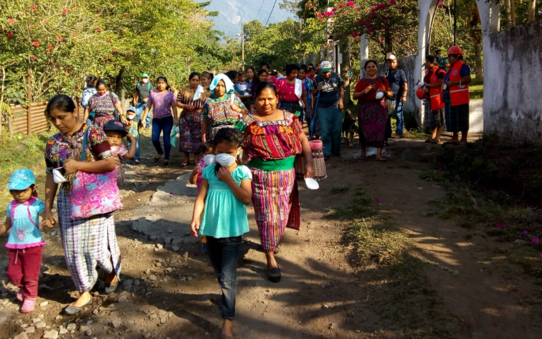 Pobladores de comunidades cercanas al Volcán de Fuego participan en simulacro de evacuación. (Foto Prensa Libre: Conred).  