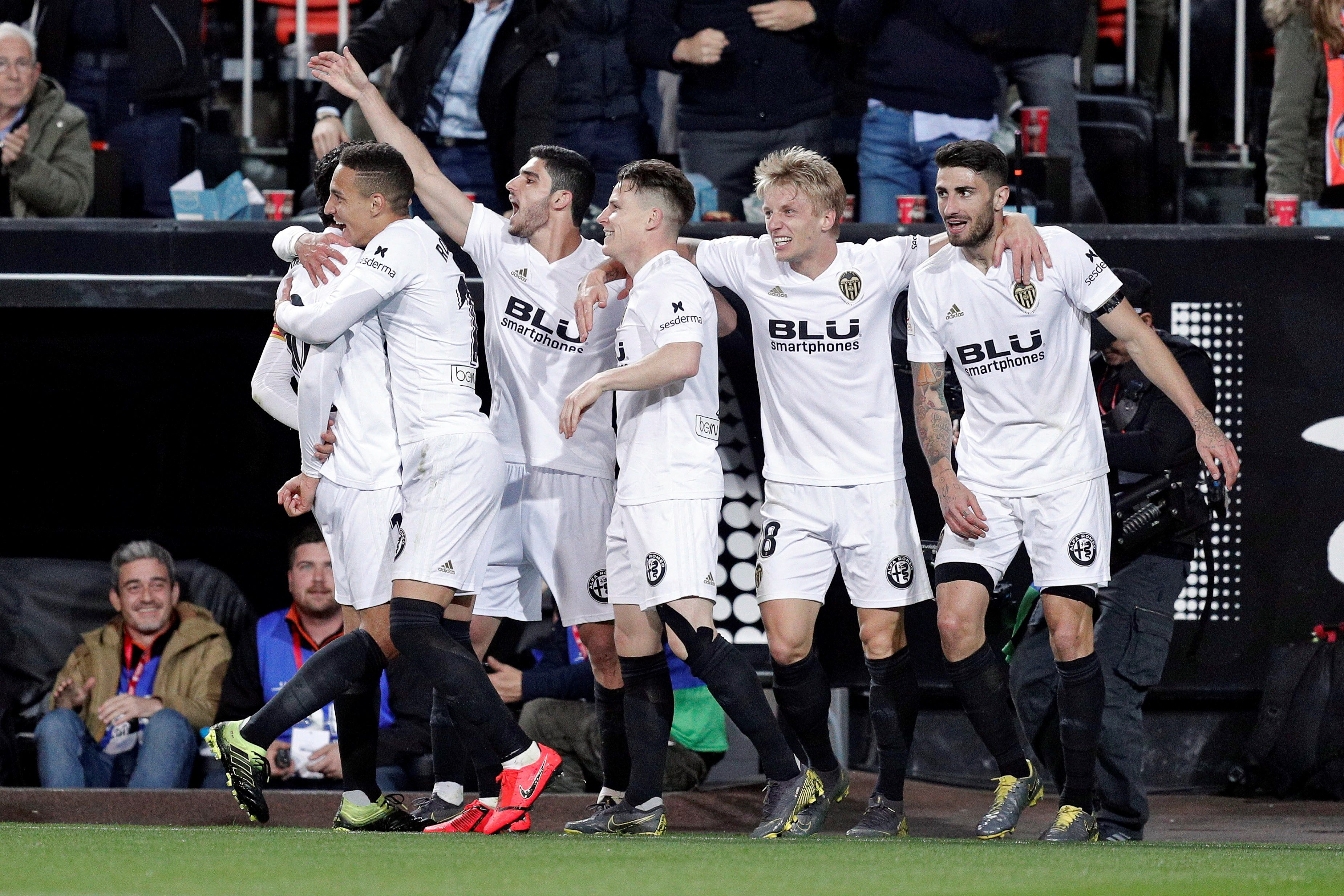 El delantero hispano brasileño del Valencia CF, Rodrigo Moreno (izqda), celebra con sus compañeros el primer gol de su equipo ante el Real Betis. (Foto Prensa Libre: EFE)