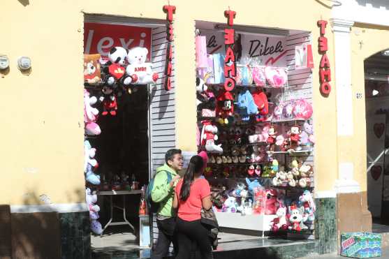 En el Paseo de la Sexta, zona 1, se ofrecieron animales de peluche por el Día del Cariño. (Foto Prensa Libre: Érick Ávila)