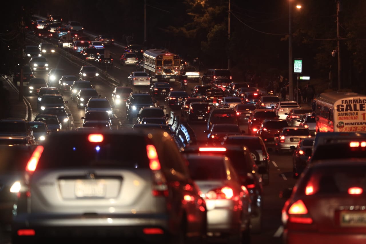 Tránsito complicado en el bulevar Vista Hermosa, zona 15. (Foto Prensa Libre: Carlos Hernández).