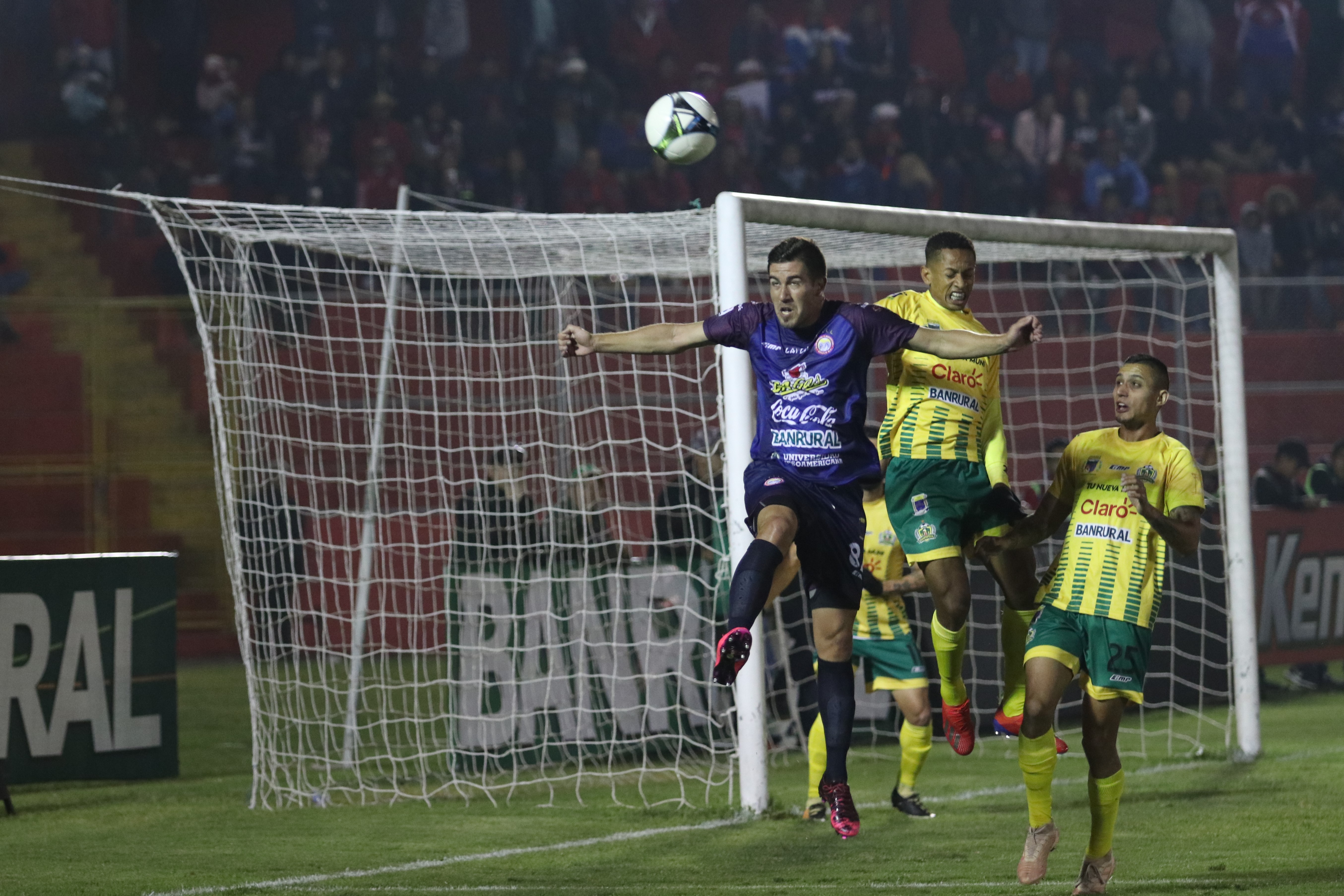 Acción durante el partido entre Xelajú y Guastatoya. (Foto Prensa Libre: Raúl Juárez)