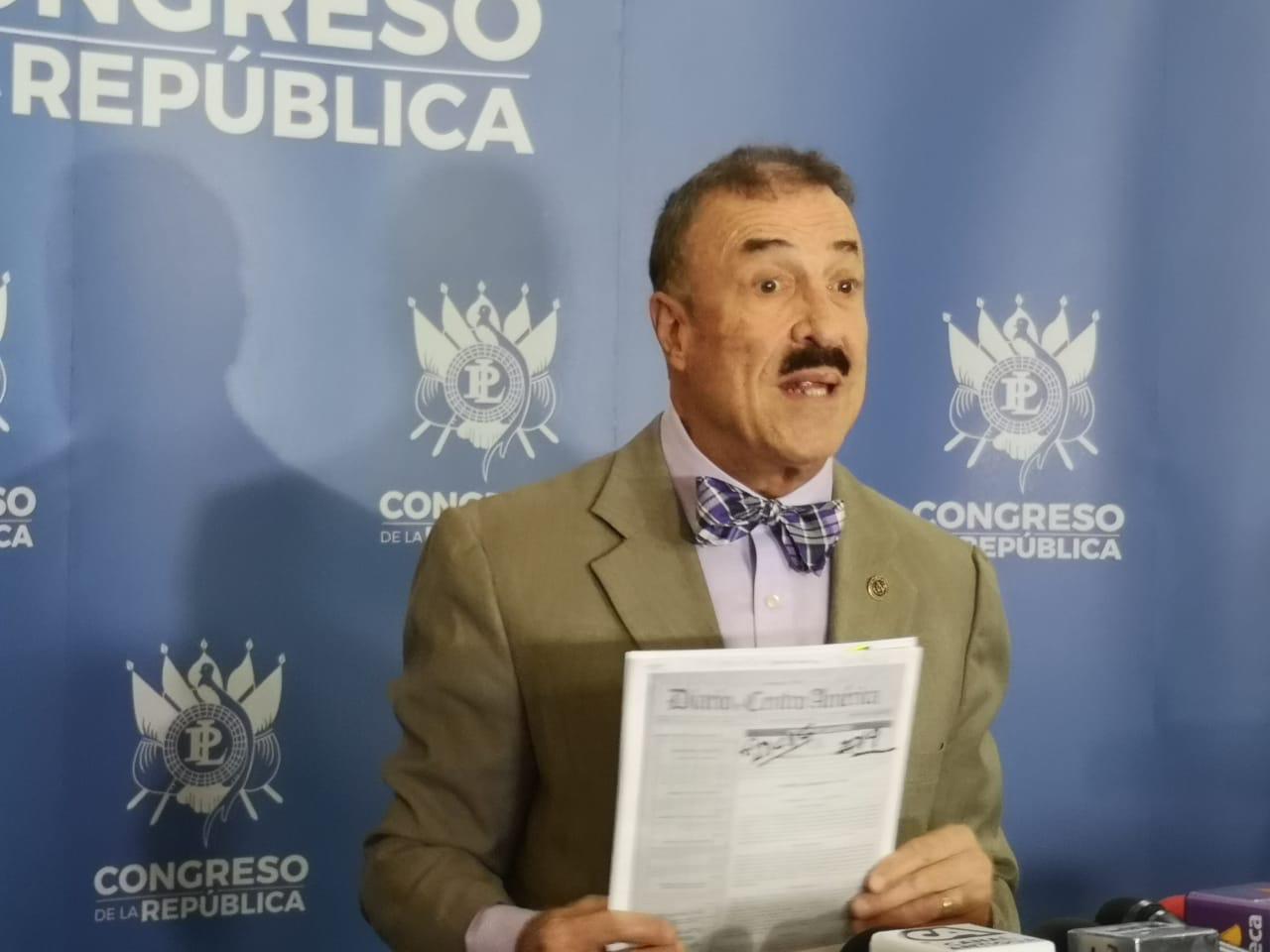 El diputado Fernando Linares-Beltranena presenta una iniciativa de ley en el Congreso. (Foto Prensa Libre: Cortesía)