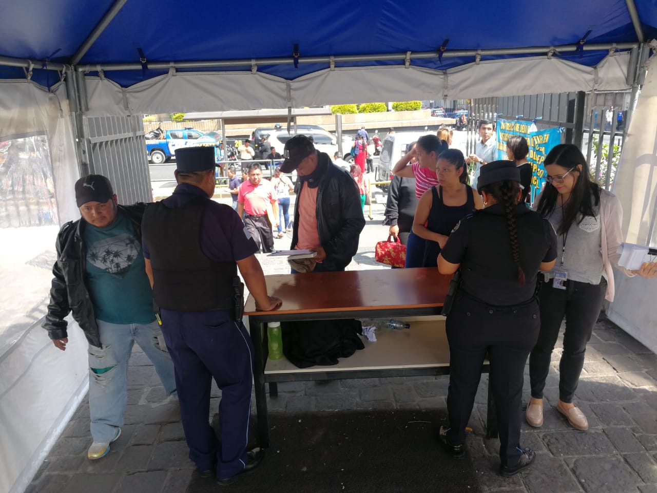 Registro de personas que ingresan a la Torre de Tribunales. (Foto Prensa Libre: Edwin Pitán)