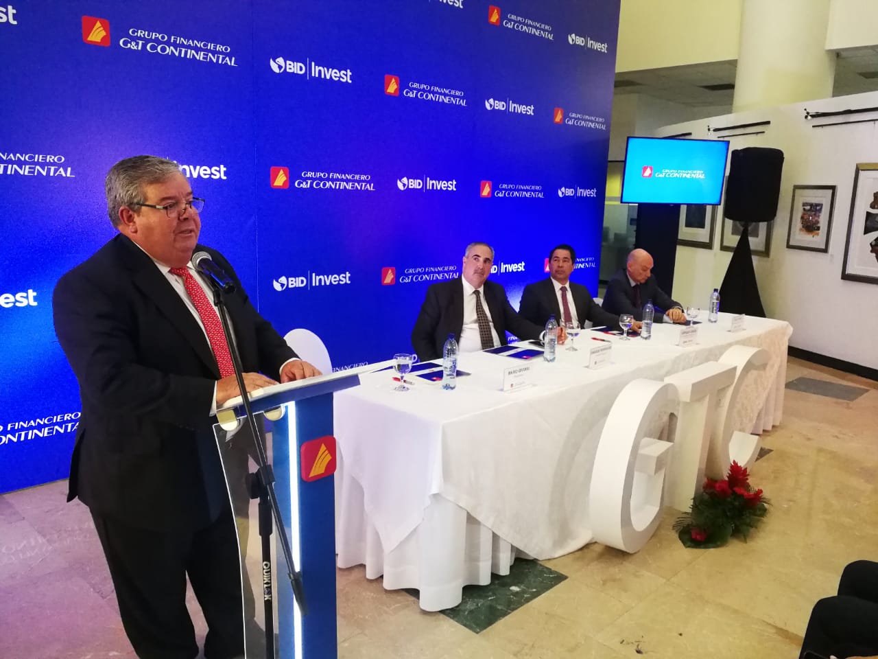 Mario Granai, presidente del Banco G&T Continental, Enrique Rodríguez, gerente general del Banco G&T Continental, Enrique Cañas y Carlos Melo del BID, firmaron un acuerdo por US$75 millones. (Foto Prensa Libre: Juan Diego González)