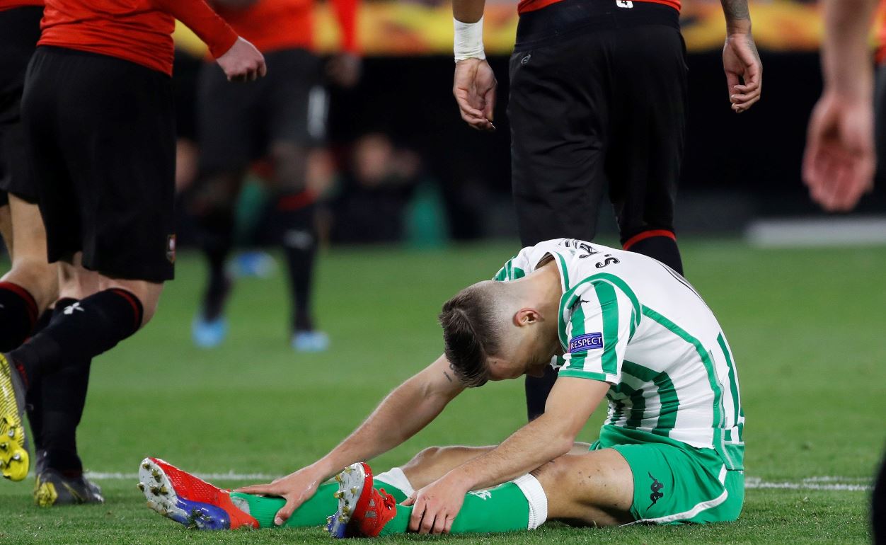 El centrocampista del Real Betis Sergio Canales se lamenta durante el partido de vuelta de dieciseisavos de final de la Liga Europa que Real Betis y Rennes. (Foto Prensa Libre: EFE).