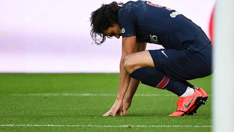 Paris Saint-Germain's Uruguayan forward Edinson Cavani reacts as he suffers an injury after scoring a goal during the French L1 football match between Paris Saint-Germain (PSG) and FC Girondins de Bordeaux at the Parc des Princes Stadium, in Paris, on February 9, 2019. - Edinson Cavani is likely to miss the first leg of Paris Saint-Germain's Champions League encounter with Manchester United, coach Thomas Tuchel told French television on February 10, 2019. (Photo by Anne-Christine POUJOULAT / AFP)