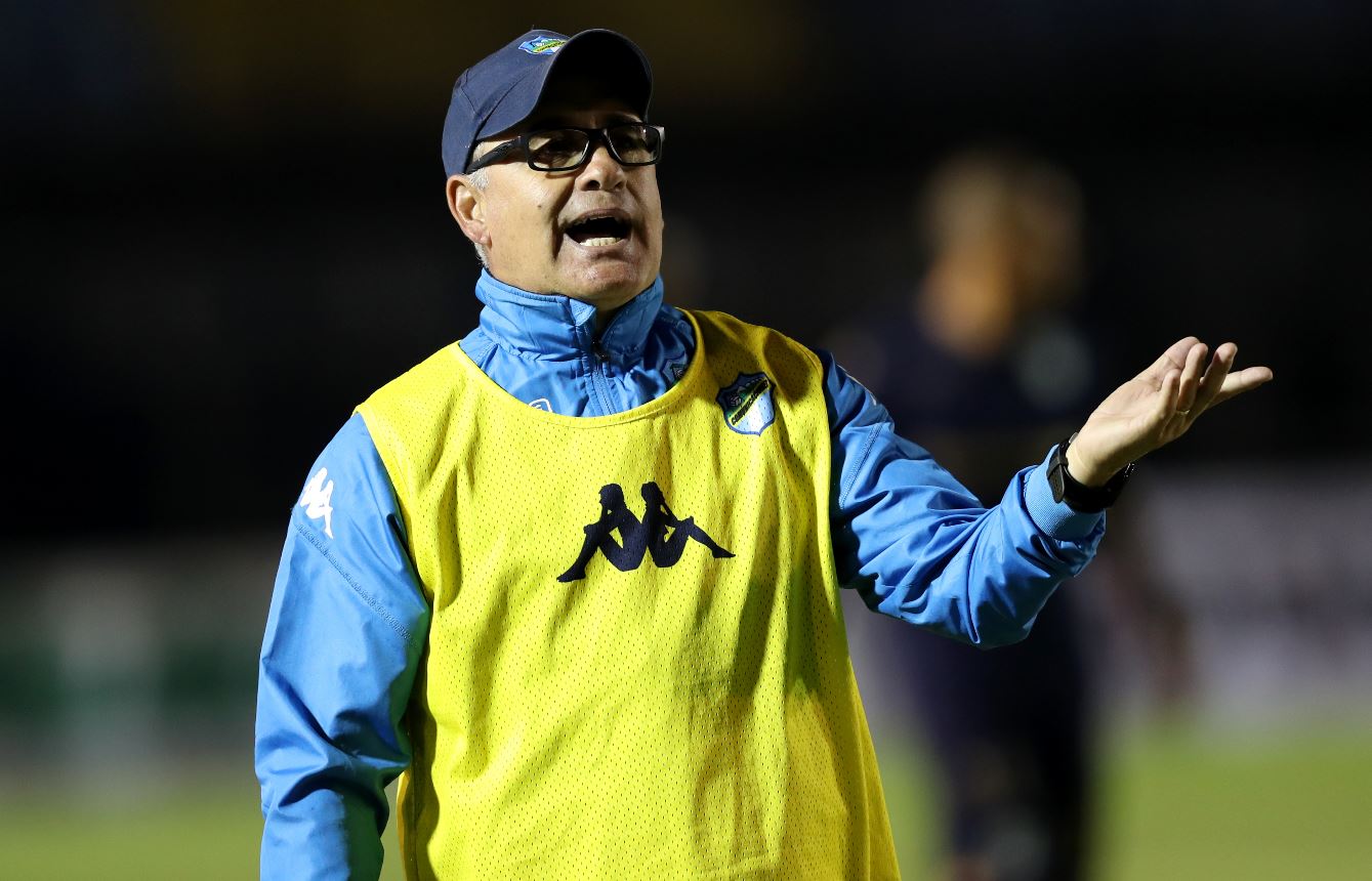 William Coito Olivera, técnico de Comunicaciones, exige a sus jugadores en el partido contra Siquinalá. (Foto Prensa Libre: Carlos Vicente).