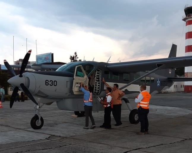 Esta sería la ambulancia de la Fuerza Aérea Guatemalteca en la que serán trasladados la médico y su esposo. (Foto Prensa Libre: Cortesía)