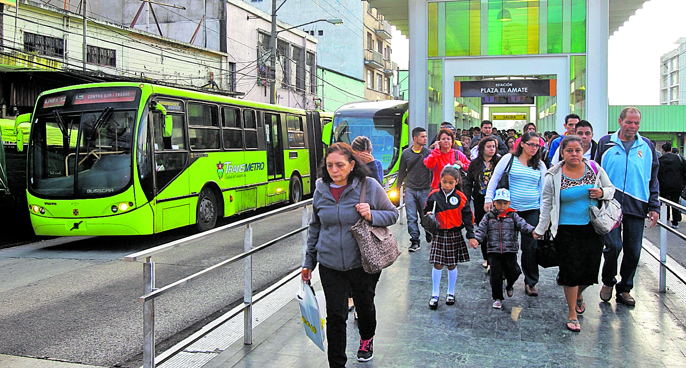 Según la comuna y la PDH, se han hecho campañas de  información para que se denuncie el acoso sexual en el Transmetro. (Foto Prensa Libre: Hemeroteca PL)