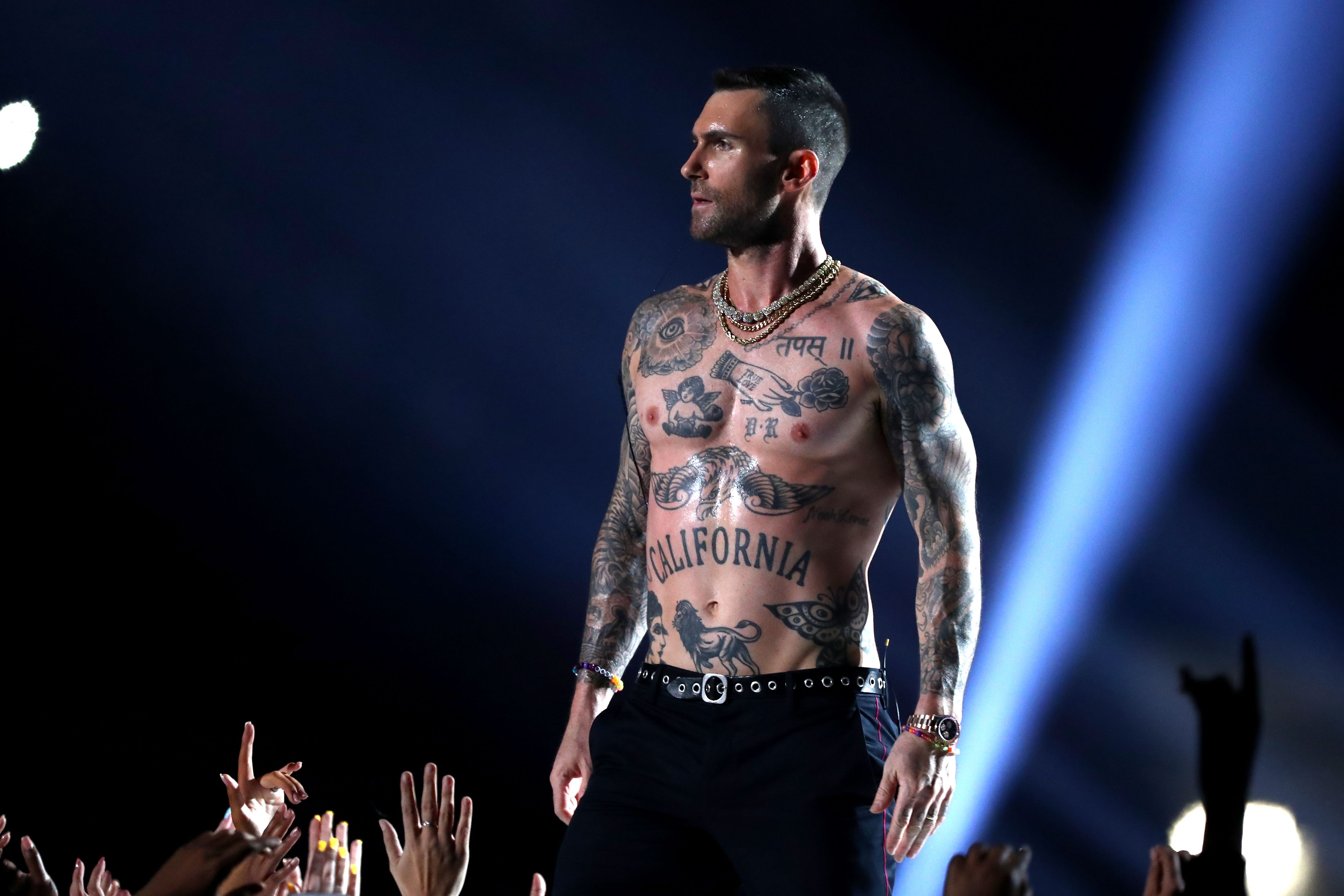 Adam Levine de Maroon 5 durante el show del medio tiempo en el Super Bowl