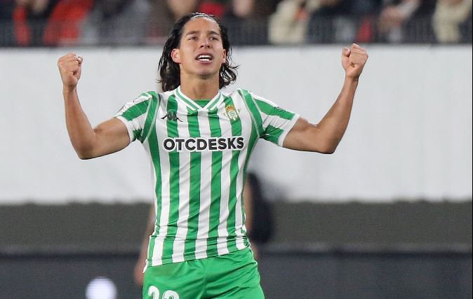 Diego Lainez celebra después de haber marcado en el partido del Betis contra el Rennes. (Foto Prensa Libre: AFP).