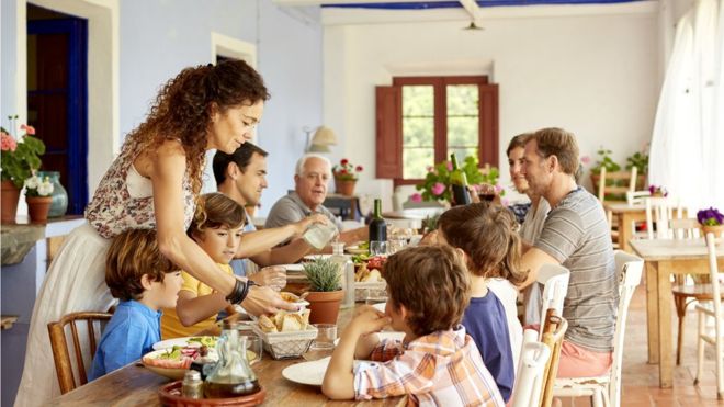 La dieta mediterránea sumada al aceite de oliva extravirgen y los frutos secos contribuyen en buena medida a que España ocupe el primer puesto, dice el informe. (Foto Prensa Libre: iStock)