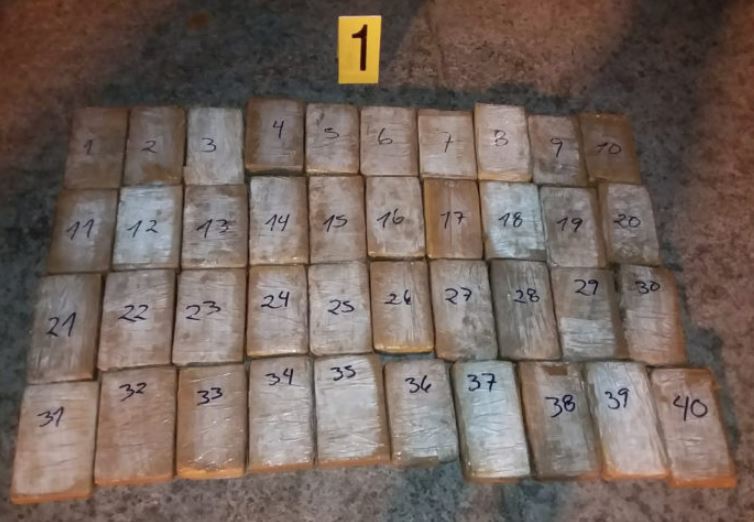 Efectivos de la SGAIA localizan 40 paquetes de posible droga en Puerto San José. (Foto Prensa Libre: Cortesía)