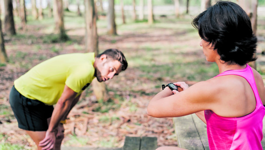 Algunas personas hacer ejercicio en exceso para "quemar" lo que comieron en exceso el día anterior. Esto solo perjudicará su organismo y alterará su metabolismo. (Foto Prensa Libre: Servicios)